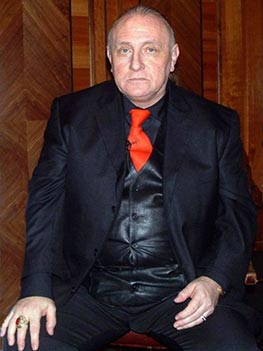 Richard Bandler, co-creator of NLP, in 2007. (Via Wikimedia Commons)